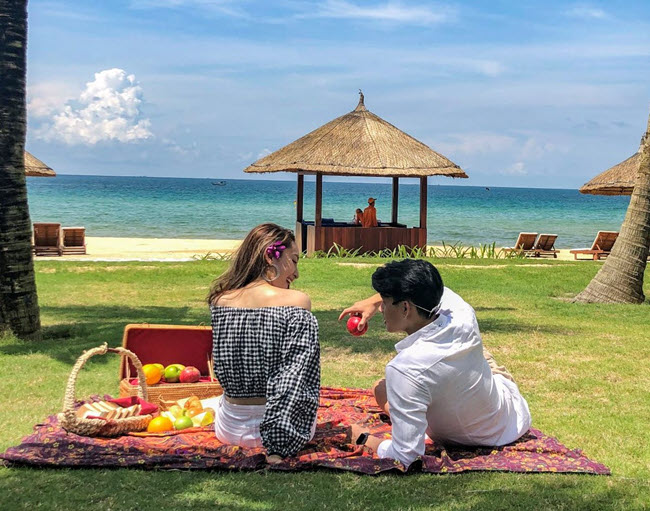 LUXURY ROMANCE PACKAGE ON PARADISE ISLAND: CHRISTMAS AND NEW YEAR
